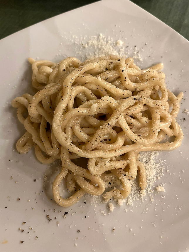 Umbrichelli cacio e pepe: pasta fresca fatta a mano, di spessore irregolare, con abbondante pepe macinato.